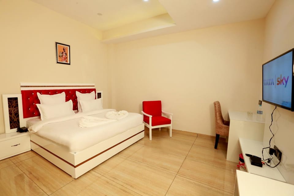Bed, TV and multimedia, Photo of the whole room, Bedroom