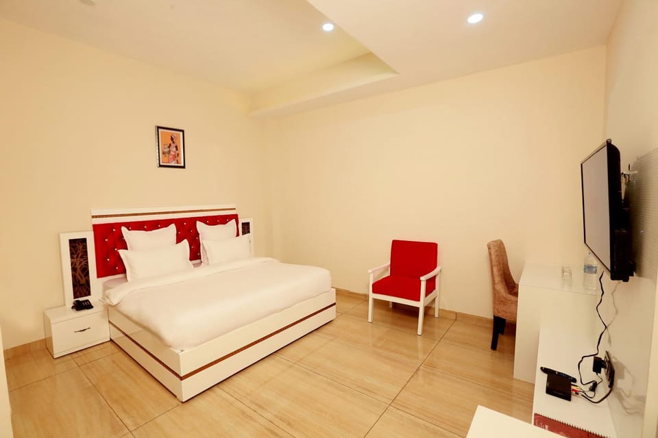 Bed, TV and multimedia, Photo of the whole room, Bedroom