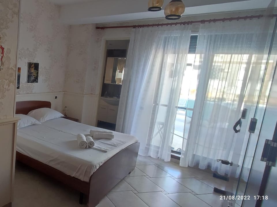Bed, Bedroom, towels