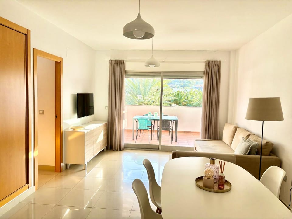Communal lounge/ TV room, TV and multimedia, View (from property/room), Seating area, Dining area, Evening entertainment