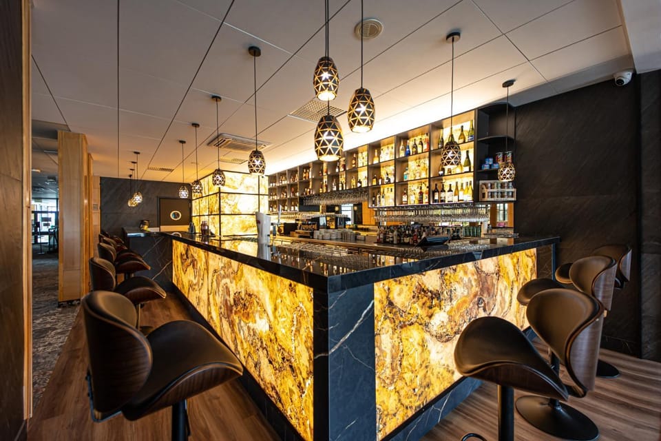 Restaurant/places to eat, Lobby or reception, Food and drinks, Drinks, Alcoholic drinks, Non alcoholic drinks