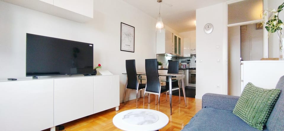 TV and multimedia, Living room, Seating area, Dining area