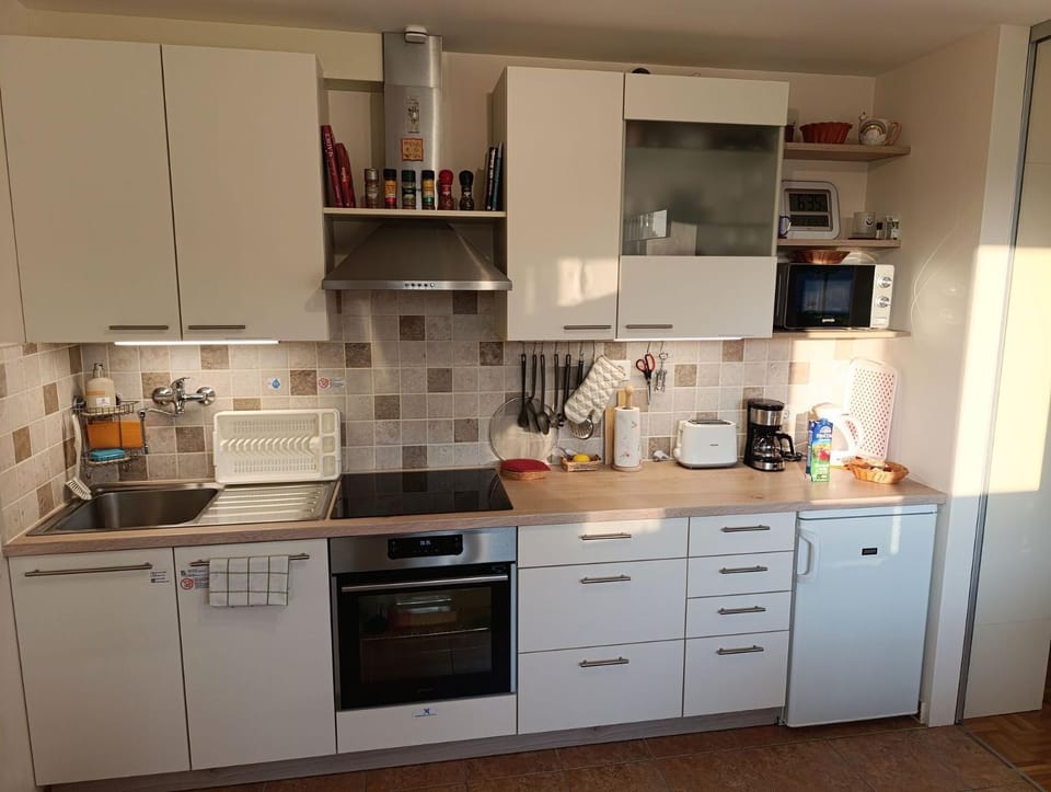 Coffee/tea facilities, Kitchen or kitchenette, microwave, oven, toaster, kitchen