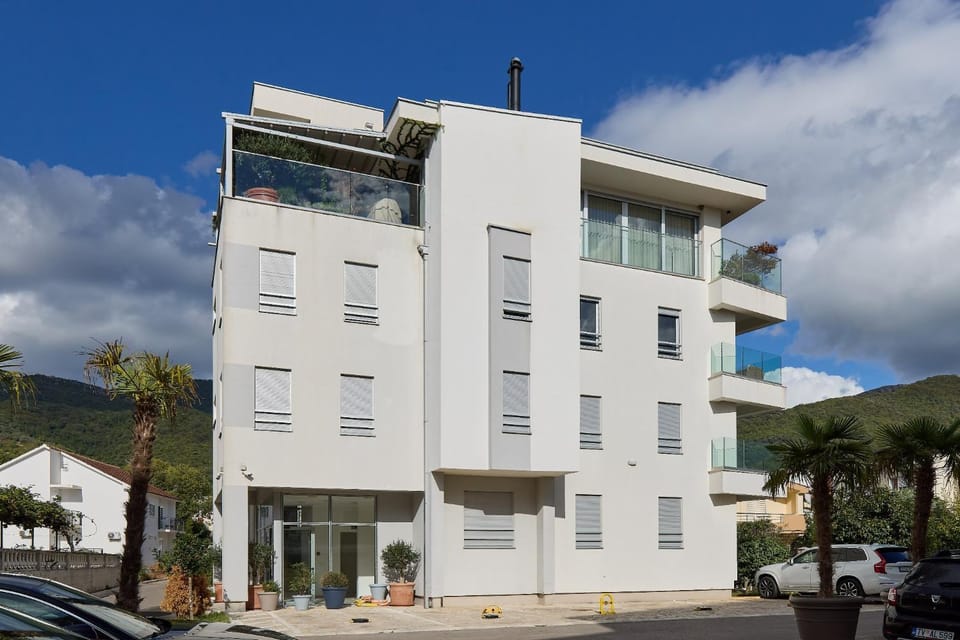 Property building, Facade/entrance, Day, Location, Parking