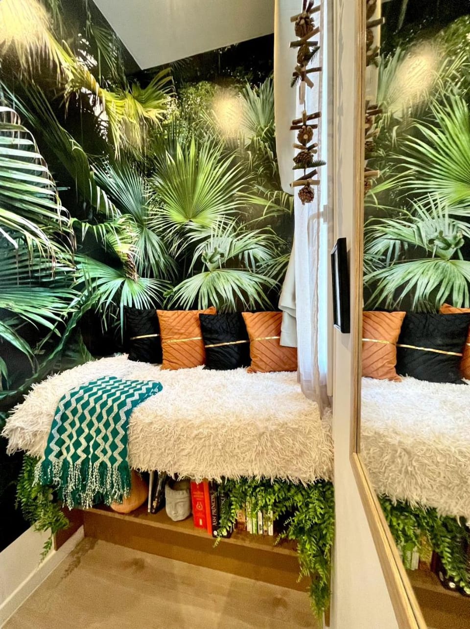 Bed, Library, Library, Decorative detail, Decorative detail, Seating area, Garden view, internet, internet, locker, locker