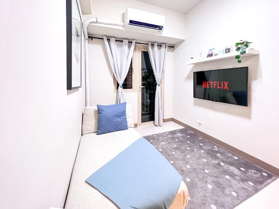 Communal lounge/ TV room, TV and multimedia, Living room, Seating area, Evening entertainment