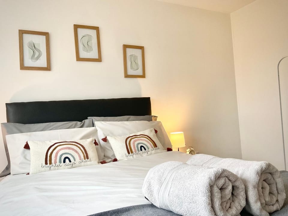 Bed, Photo of the whole room, Bedroom, towels