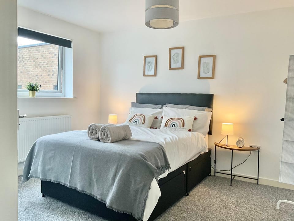 Bed, Photo of the whole room, Bedroom, towels