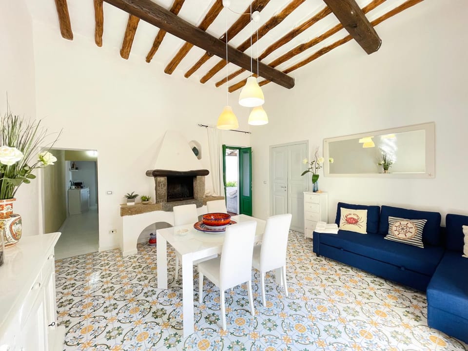 Living room, Lounge or bar, Seating area, Dining area