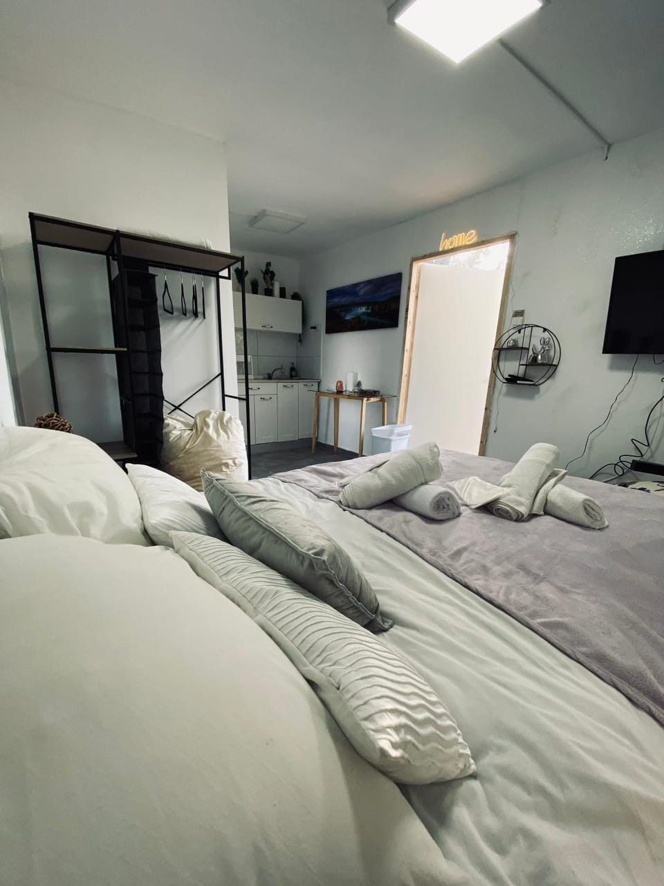 Bed, TV and multimedia, Photo of the whole room, Bedroom