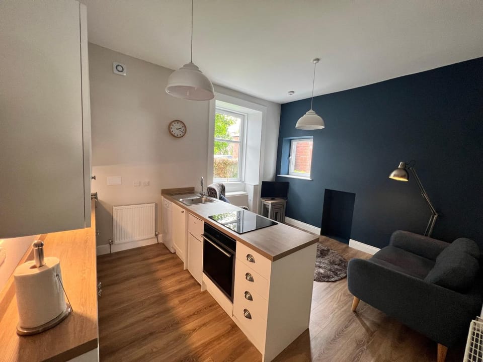 Number 79, Cosy Central Helensburgh 1 Bedroom, ground floor pet friendly, garden Apartment in Scotland