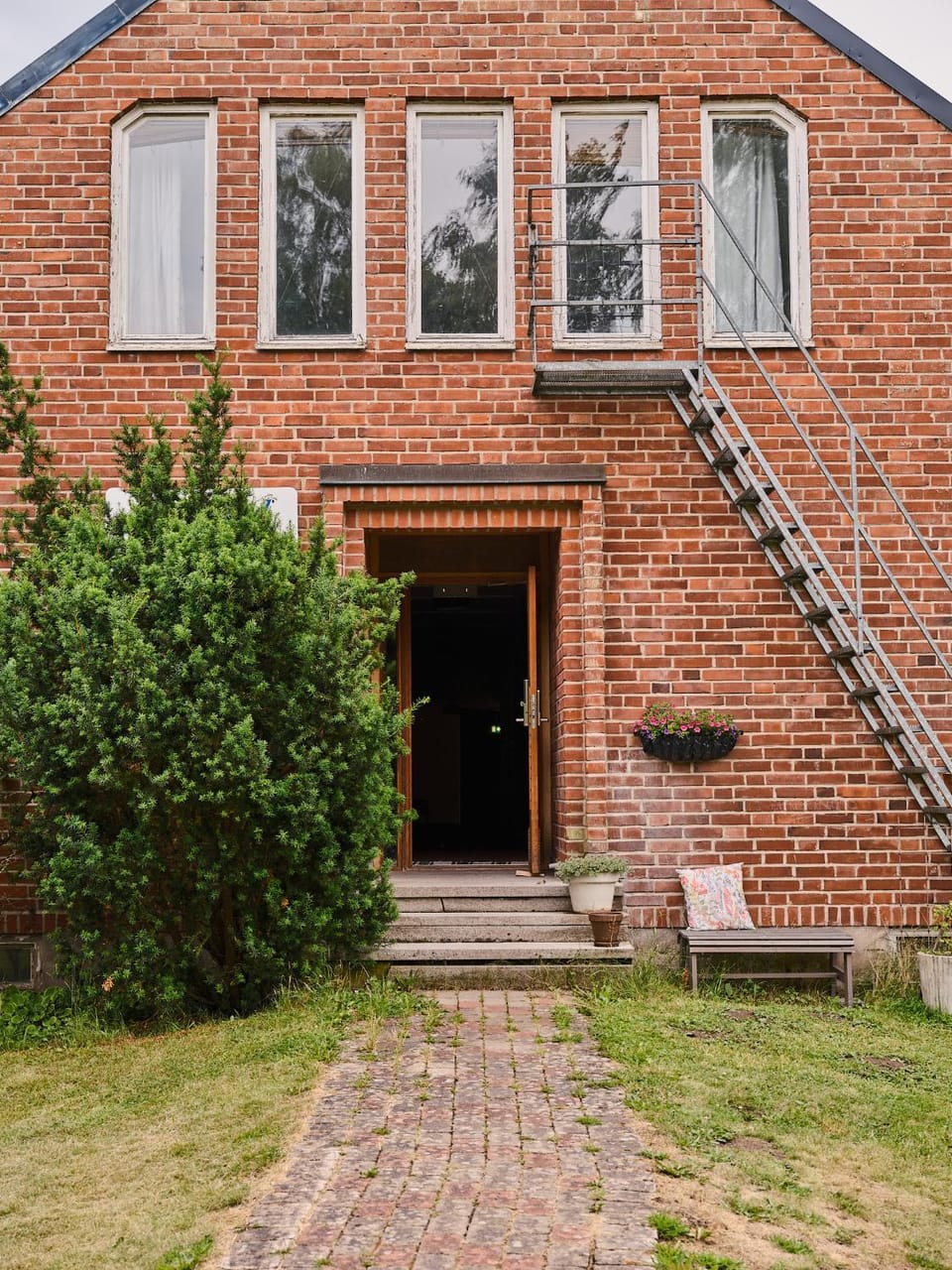 Property building, Facade/entrance, Garden, Garden view