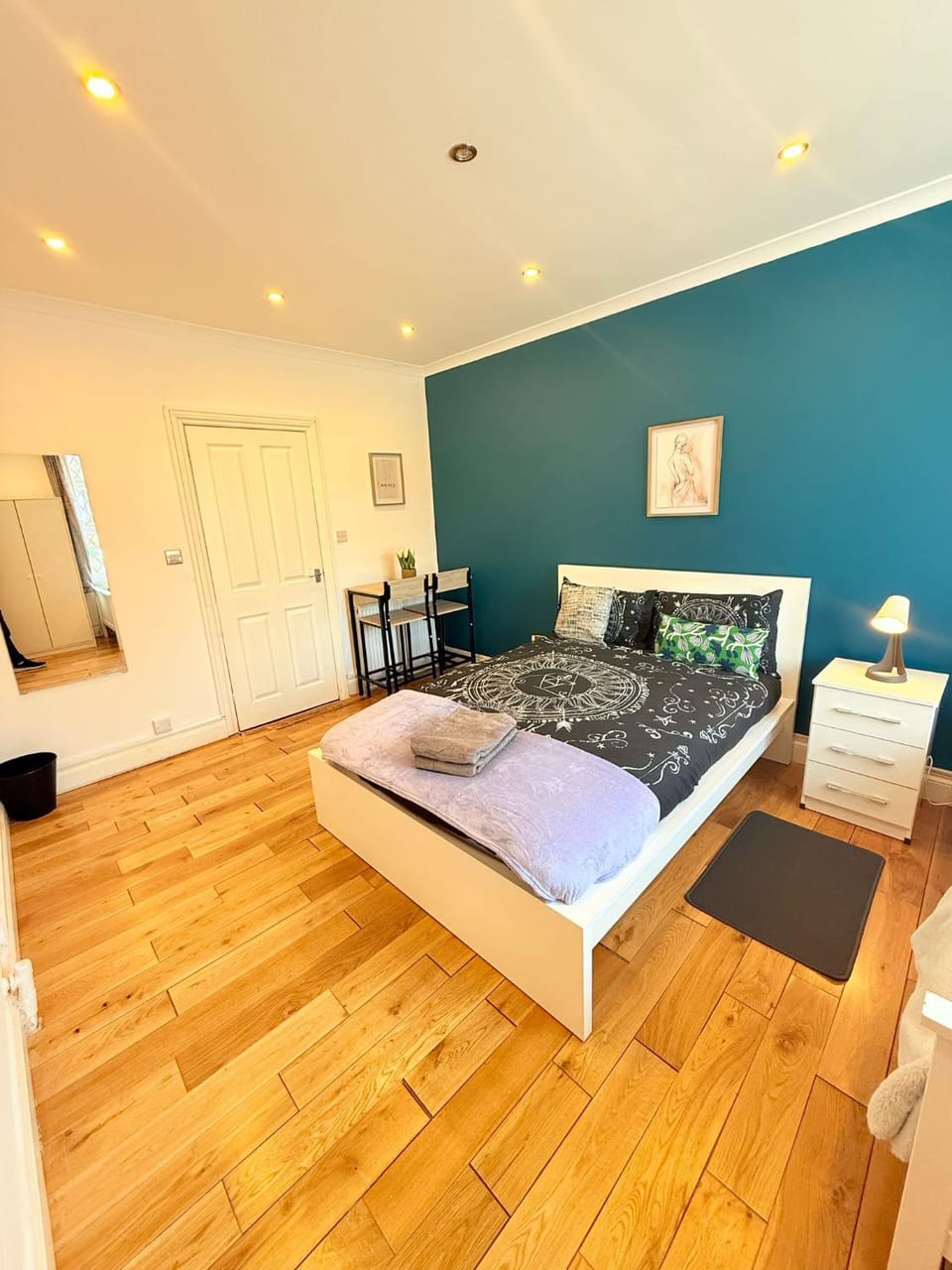 Bed, Photo of the whole room, Bedroom