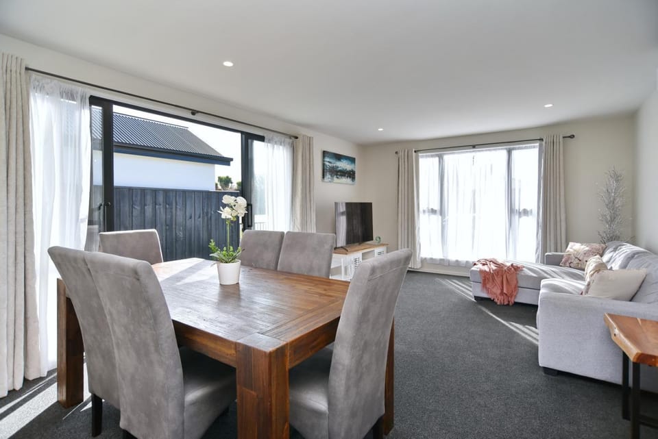 TV and multimedia, Living room, Seating area, Dining area
