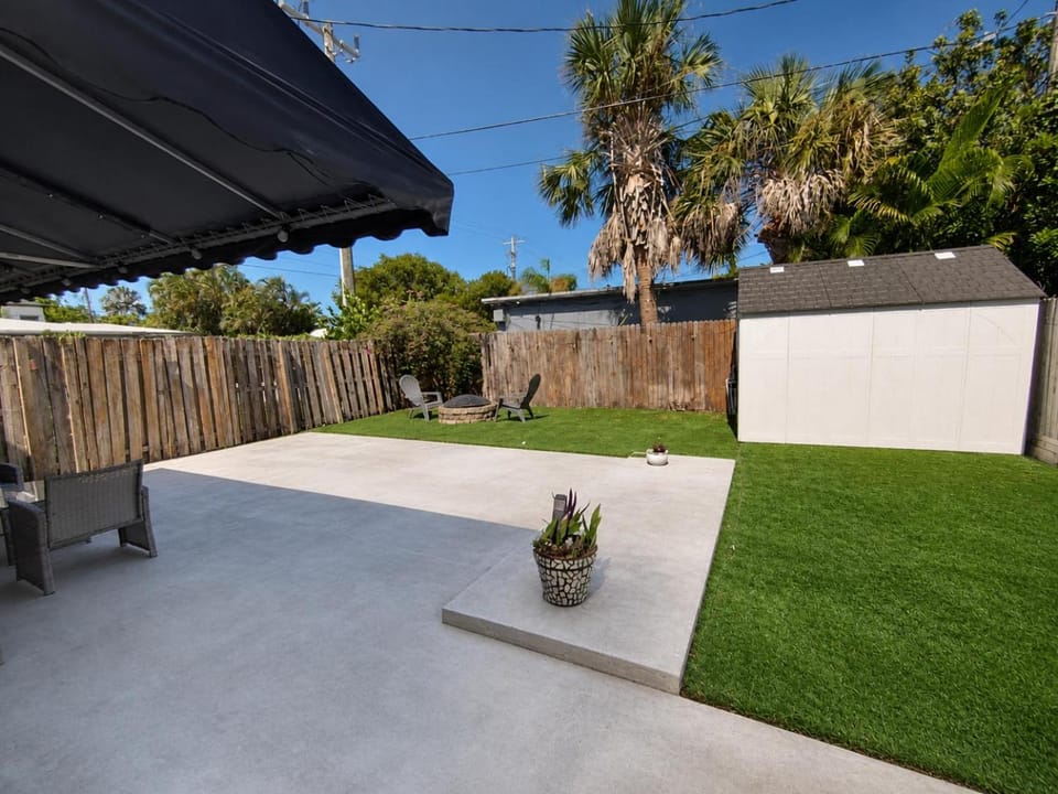 Poinsettia Paradise - 1 BDR Wing with Patio Near Beach Apartment in Fort Lauderdale
