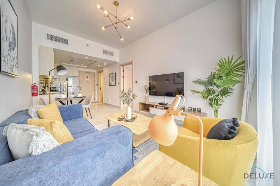 Property building, Living room, Dining area, Swimming pool