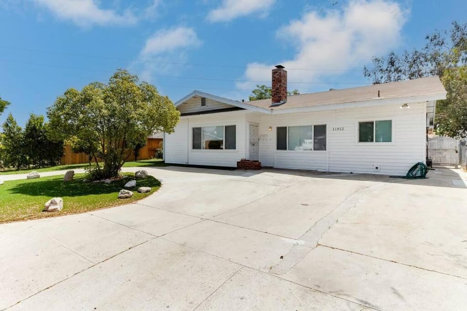 Large 5 bedroom charmer wIth pool House in Sun Valley