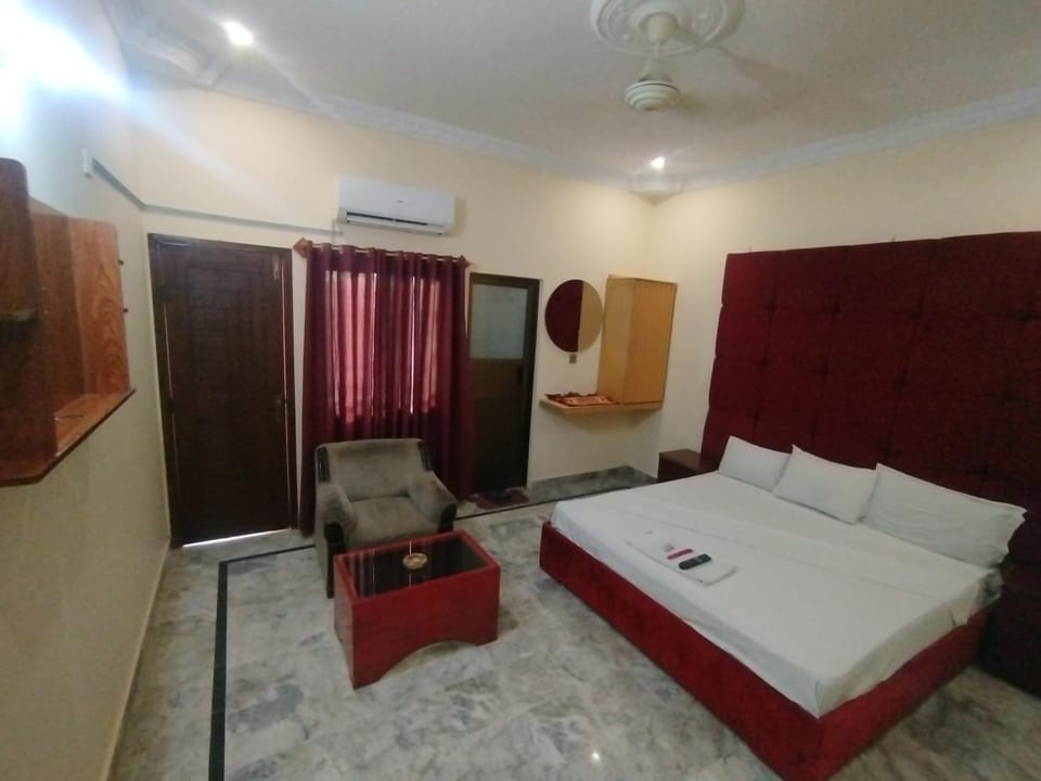 Bed, TV and multimedia, Living room, Photo of the whole room, Seating area, Bedroom, wardrobe, air conditioner
