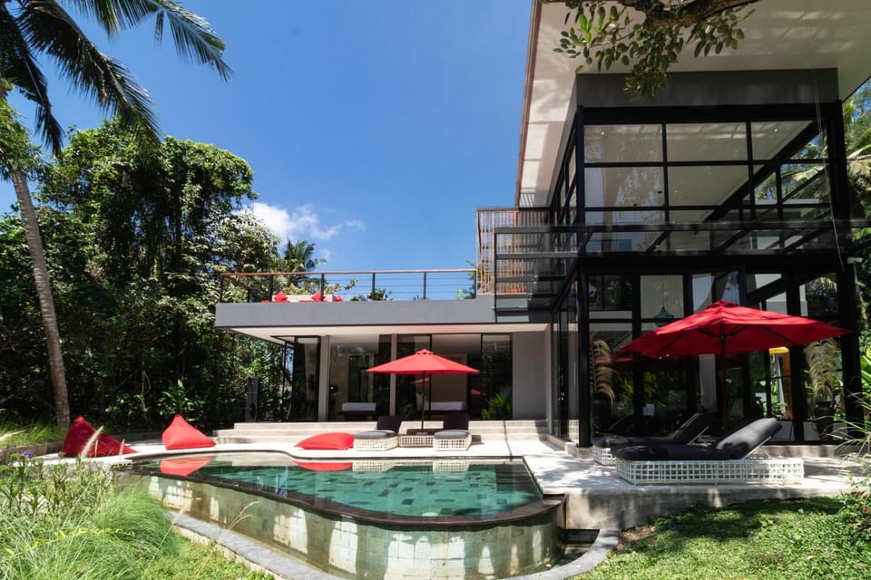 Property building, Natural landscape, Balcony/Terrace, Pool view, Swimming pool, sunbed