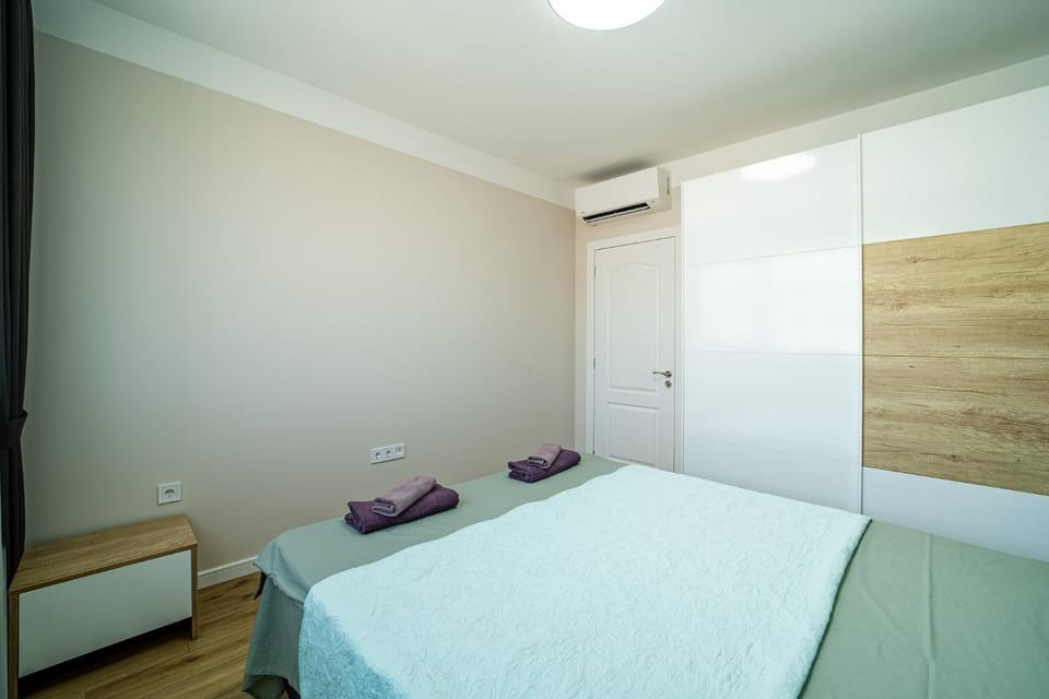 Bed, Photo of the whole room, Bedroom, towels, wardrobe