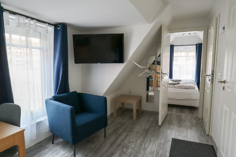 Bed, TV and multimedia, Living room, Photo of the whole room, Seating area