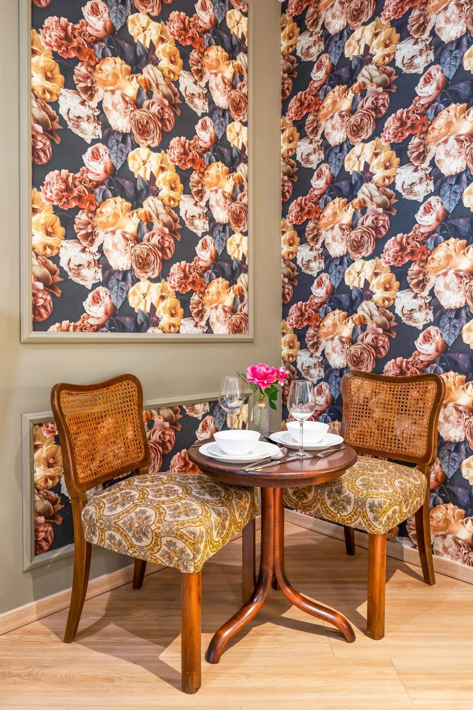 Seating area, Dining area