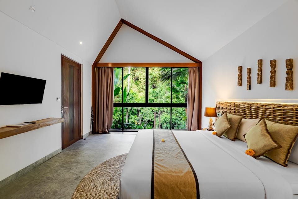 Bed, TV and multimedia, Bedroom