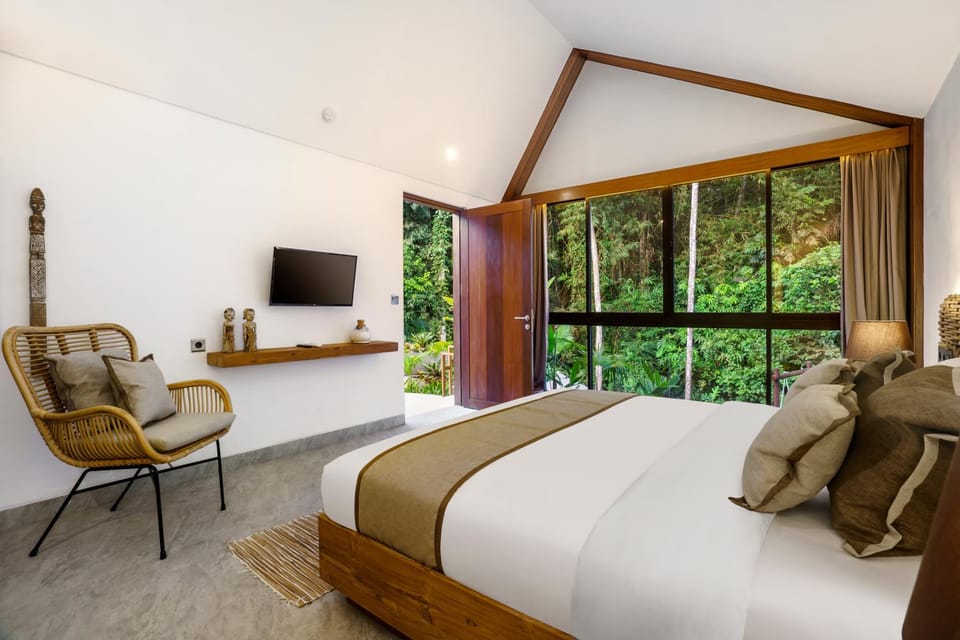 Bed, TV and multimedia, View (from property/room), Bedroom, air conditioner