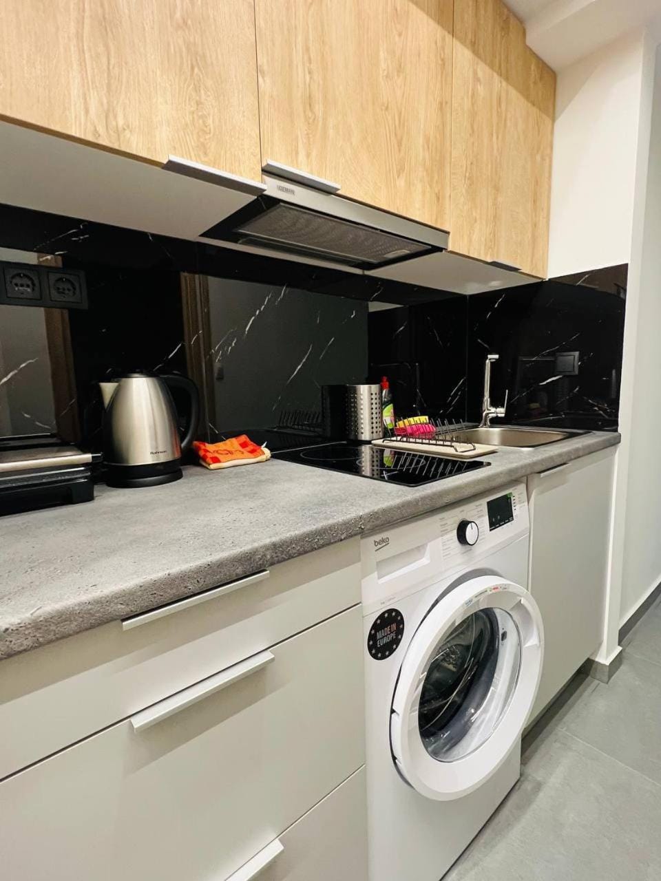 Kitchen or kitchenette, stove, washing machine