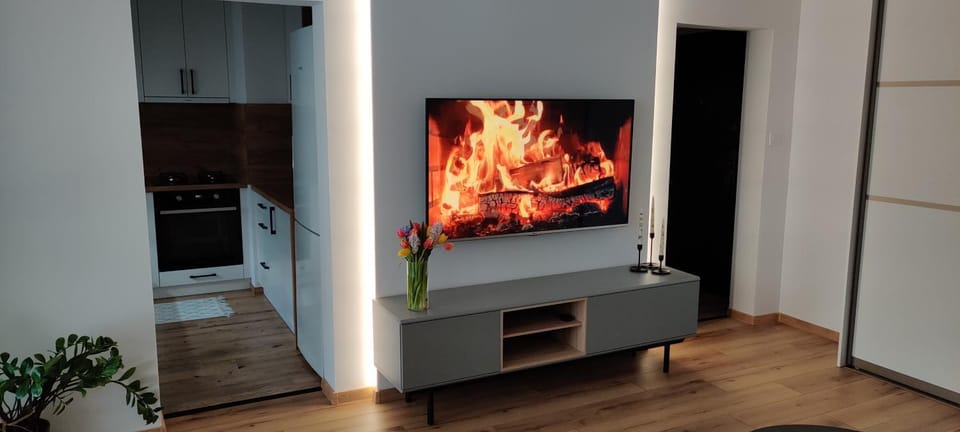 TV and multimedia, Living room, Evening entertainment