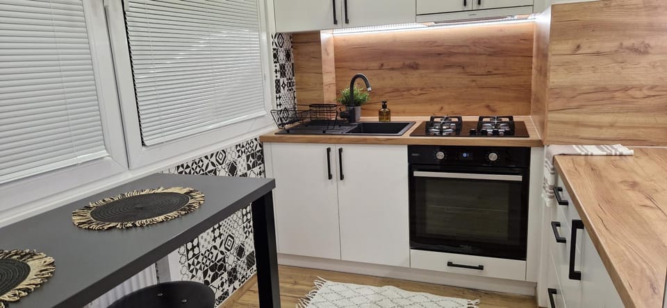 Kitchen or kitchenette, Dining area, pet friendly, stove, kitchen