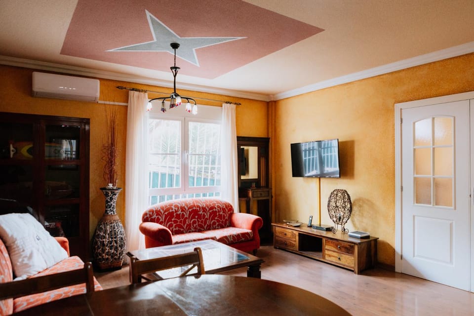 Communal lounge/ TV room, Communal lounge/ TV room
