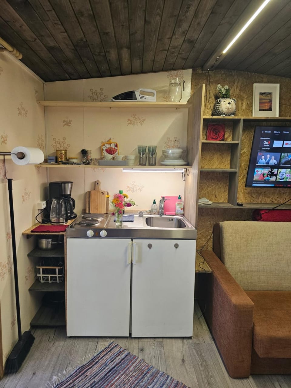 Coffee/tea facilities, Kitchen or kitchenette, stove