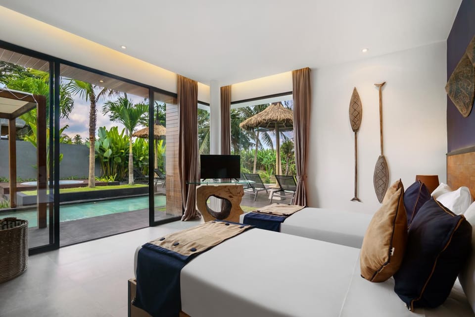 Bed, TV and multimedia, Photo of the whole room, Bedroom, Pool view