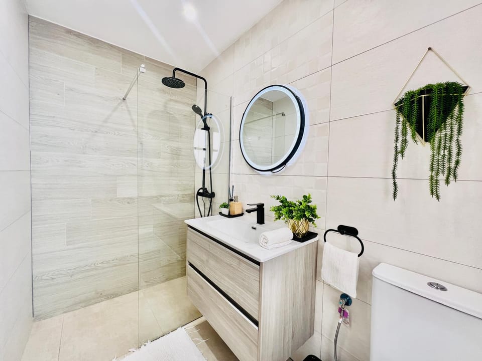 Shower, Toilet, Bathroom, towels