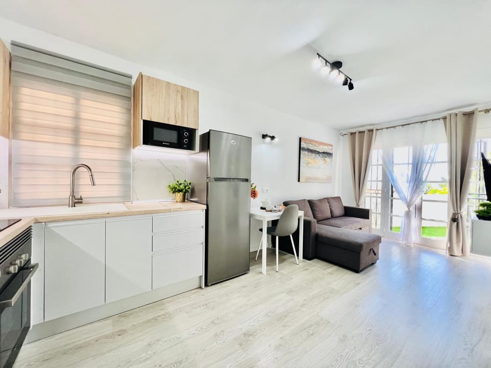 TV and multimedia, Kitchen or kitchenette, Living room, Photo of the whole room, Seating area, Dining area, minibar, pet friendly, stove, kitchen