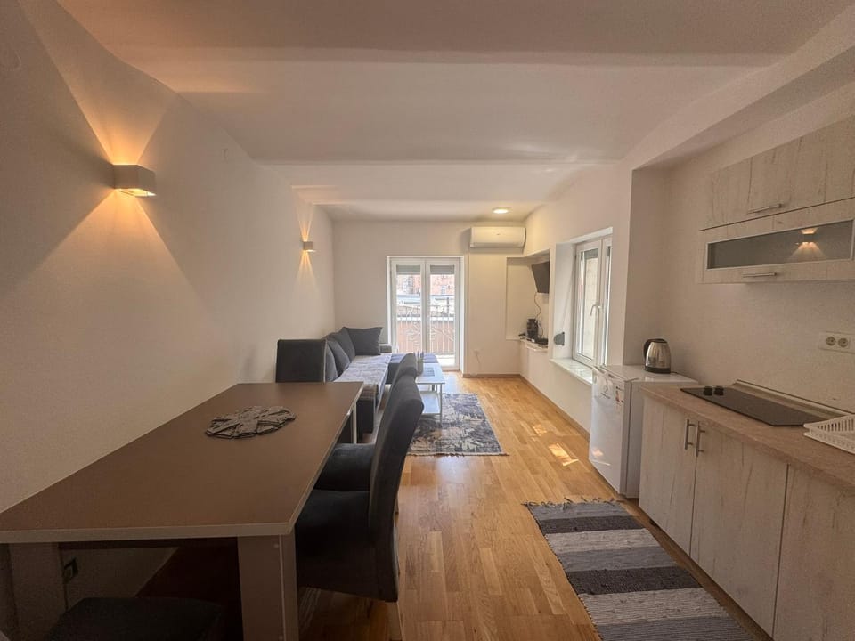 TV and multimedia, Kitchen or kitchenette, Living room, Seating area, Dining area, stove