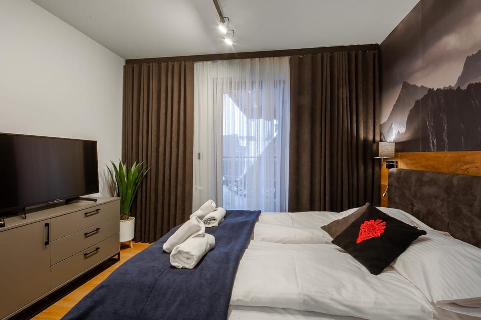 Bed, TV and multimedia, Bedroom, towels