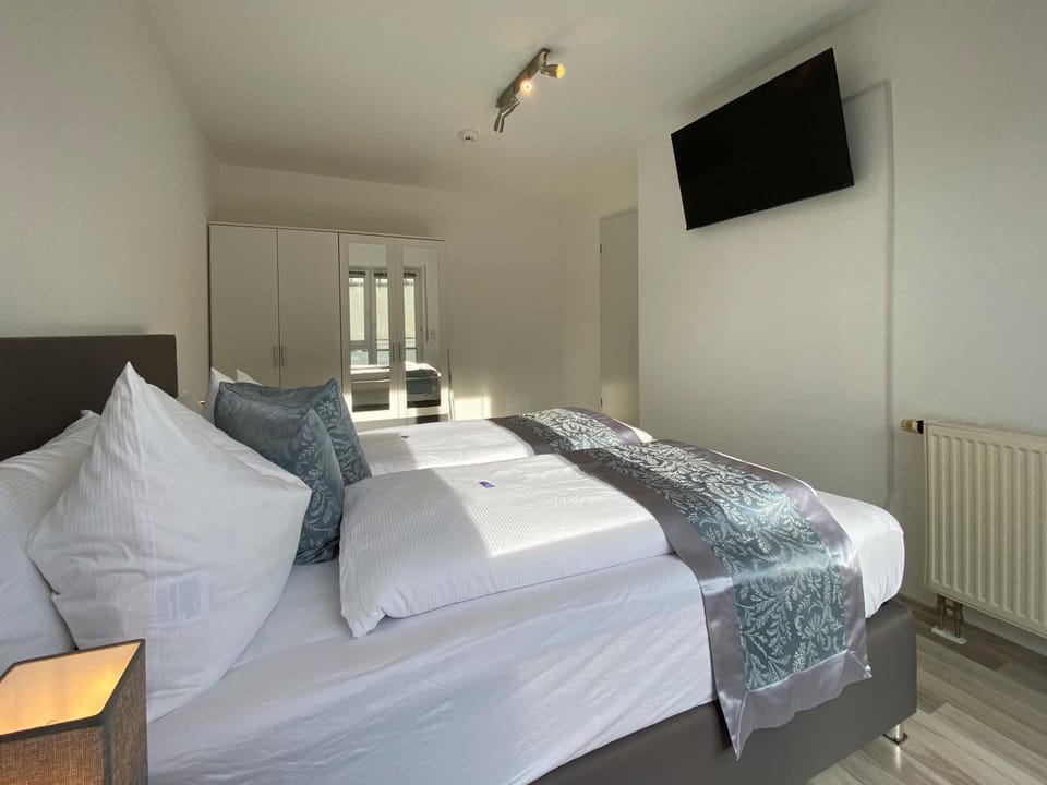 Bed, TV and multimedia, Bedroom