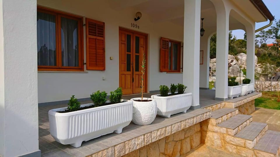 Facade/entrance, Balcony/Terrace