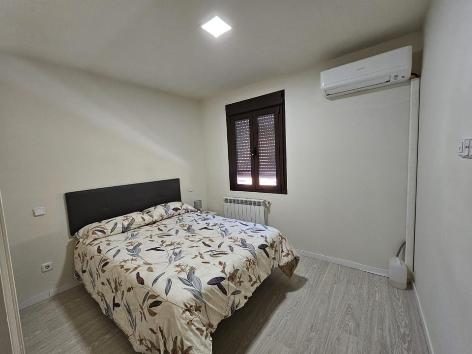 Bed, Bedroom, air conditioner