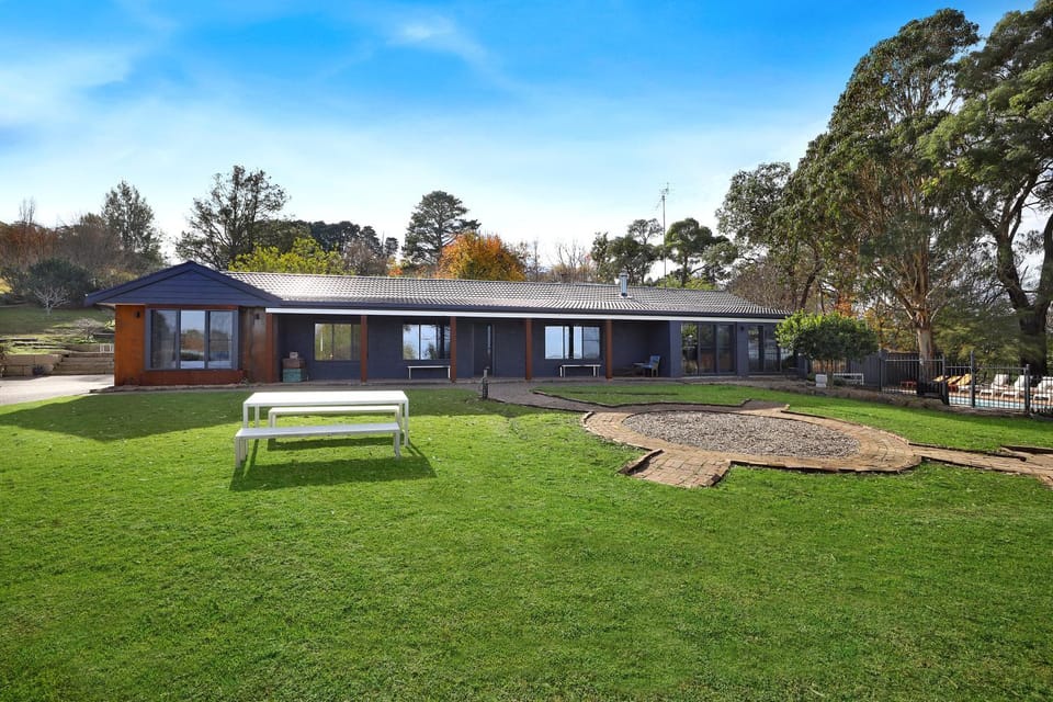 Property building, Patio, Spring, Day, Natural landscape, Winter, Garden, Garden, View (from property/room), Garden view, Mountain view, Swimming pool, Entertainment, Sunrise, Sunset, fireplace, internet, sunbed, wedding