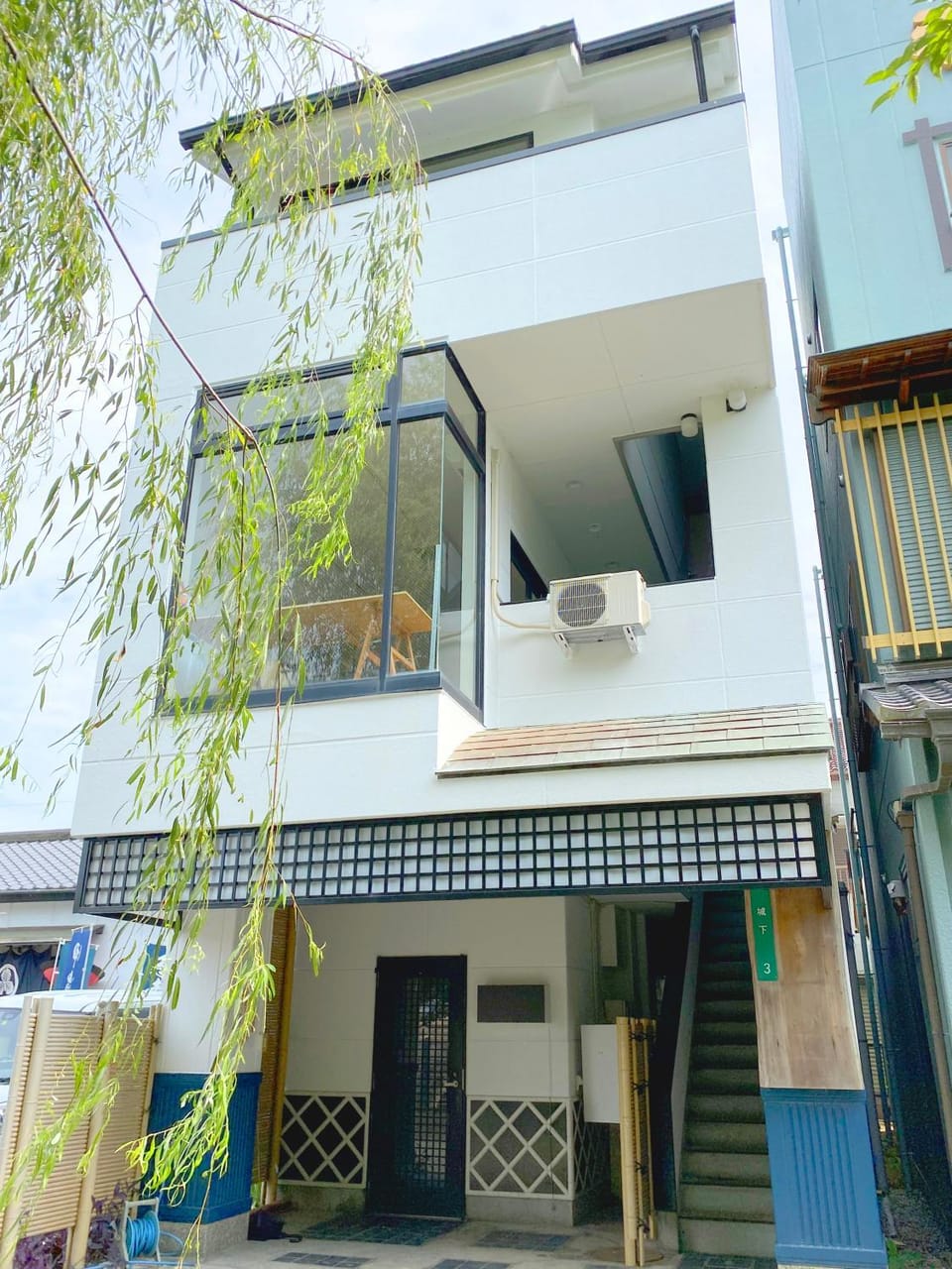 Facade/entrance