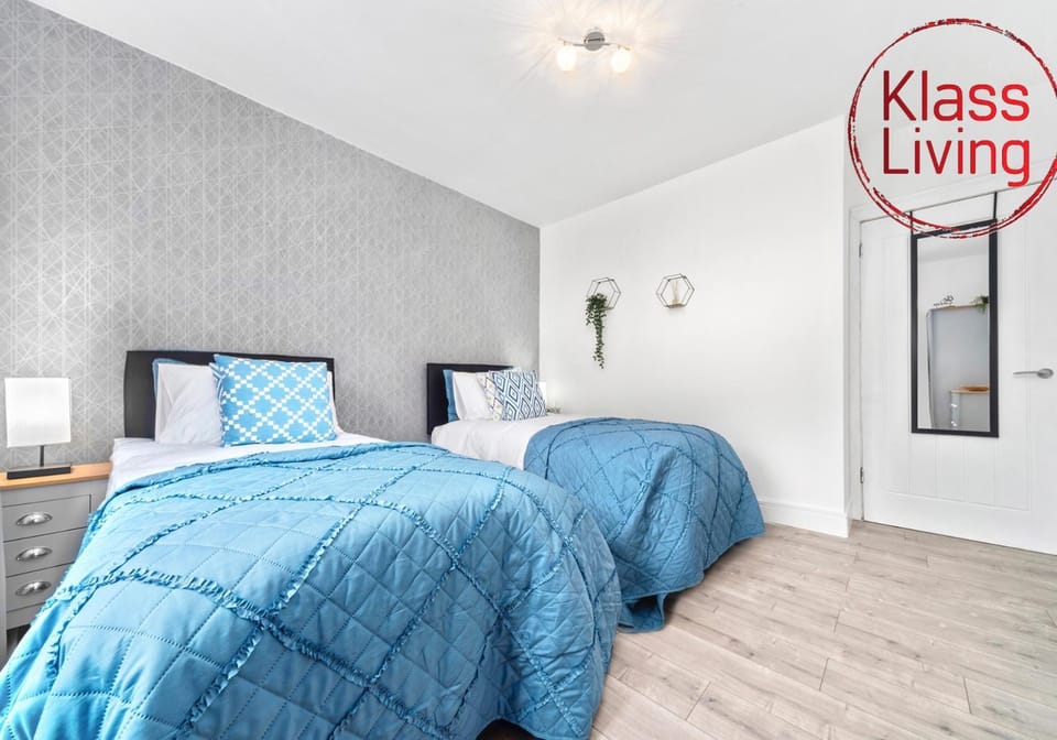 Bed, Decorative detail, Bedroom, Guests, group of guests, cot, Family