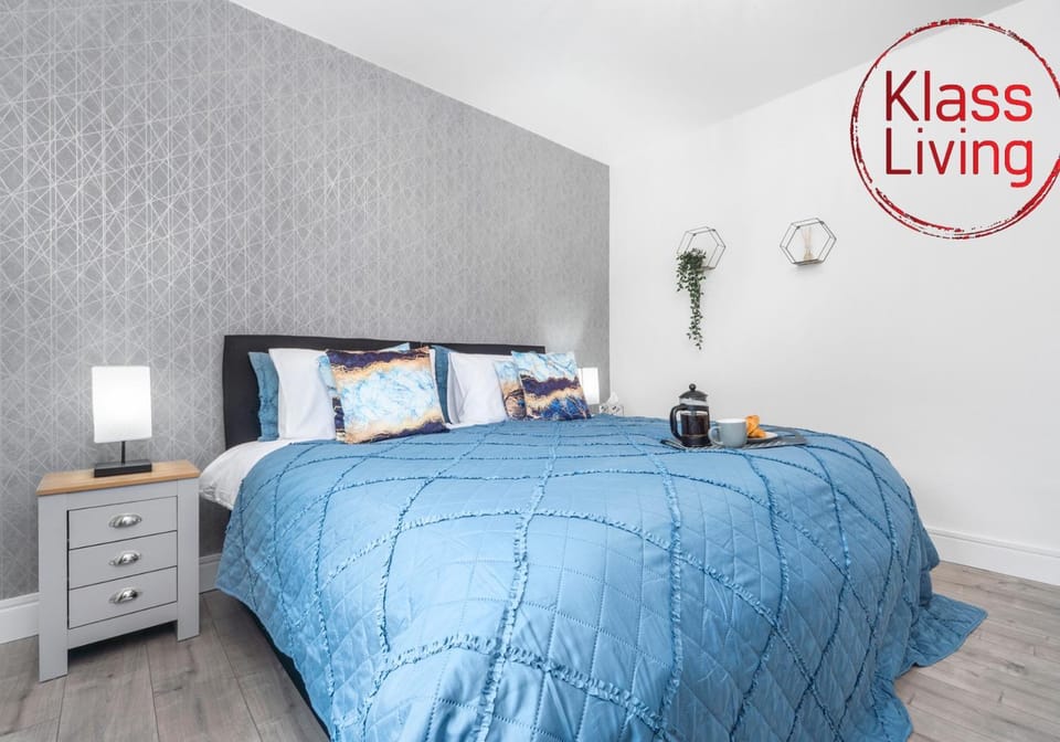 Bed, Decorative detail, Bedroom, Guests, group of guests, cot, Family