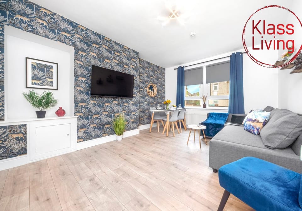 TV and multimedia, Living room, Decorative detail, Seating area, Dining area, Guests, group of guests, Family