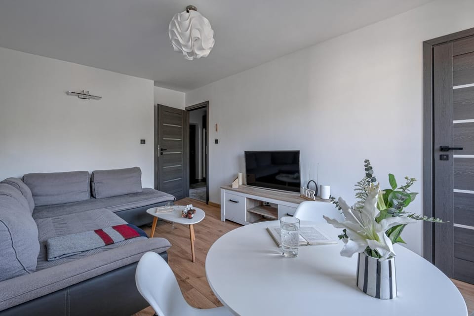 Communal lounge/ TV room, TV and multimedia, Living room, Seating area, Dining area