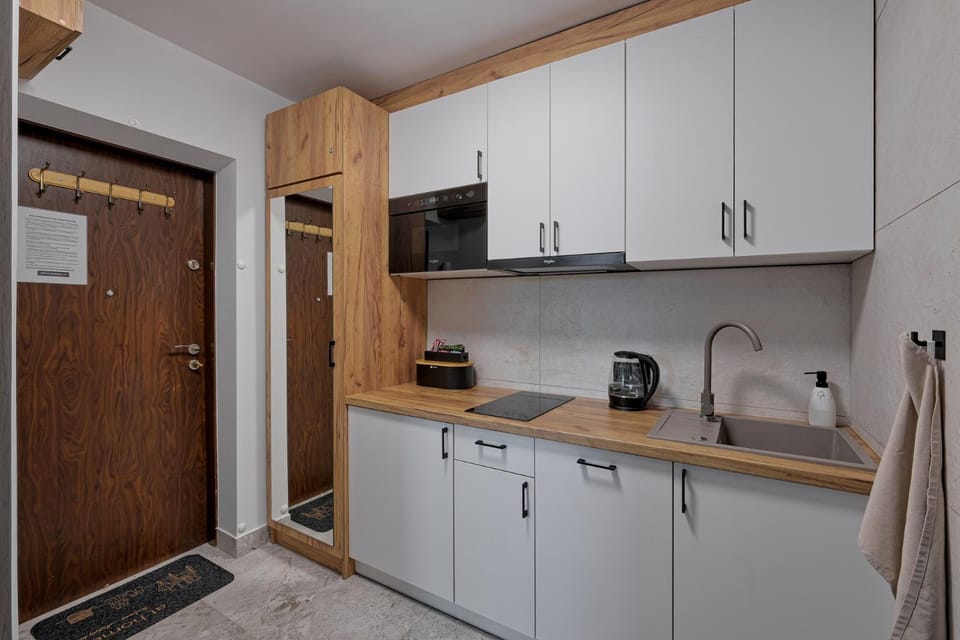 Coffee/tea facilities, Kitchen or kitchenette, stove