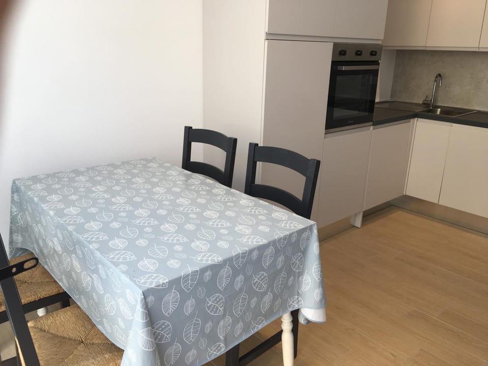 Dining area, pet friendly, stove