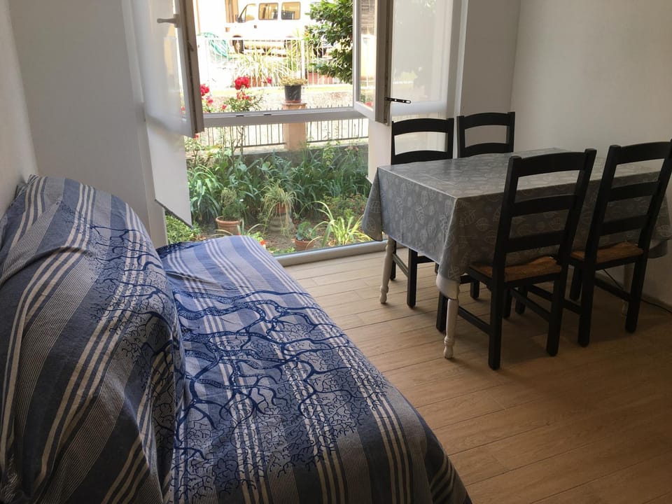 View (from property/room), Living room, Photo of the whole room, Seating area, Dining area